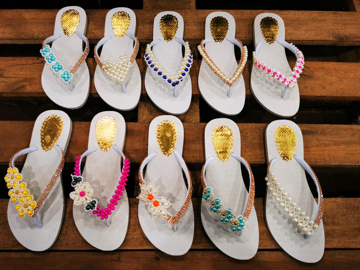 CHINELO BRANCO BORDADO A MÃO SORTIDOS